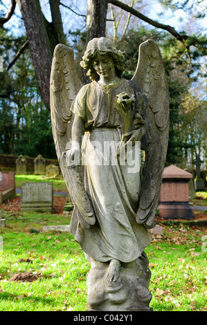 Statua di Pietra di un angelo in un cimitero Foto Stock