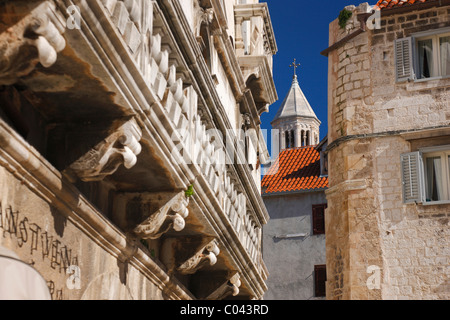 Spalato, vecchio balcone. E la Cattedrale di St Dominus. Foto Stock