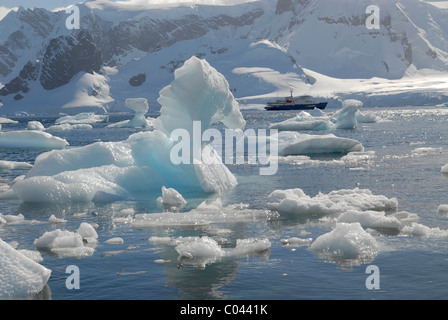 Ice-scape con una nave in corrispondenza de Cuverville Island, Antartico peninsulare Foto Stock