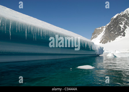 Iceberg, icicled, de Cuverville Island, Antartico peninsulare Foto Stock