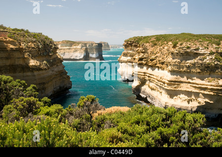 Rocce erose e la fascia costiera, Parco Nazionale di Port Campbell, Great Ocean Road, Victoria, Australia Foto Stock