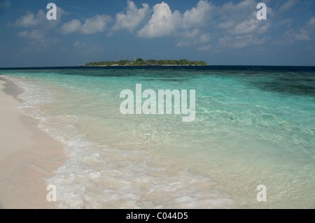 Maldive, North Male Atoll, Isola di Kuda Bandos. Vista del resort isola di Bandos dalla spiaggia di sabbia bianca. Foto Stock