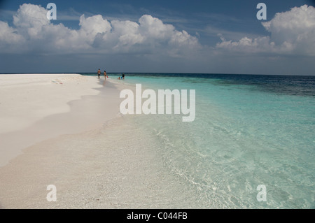 Maldive, North Male Atoll, Isola di Kuda Bandos. Spiaggia di sabbia bianca. Foto Stock