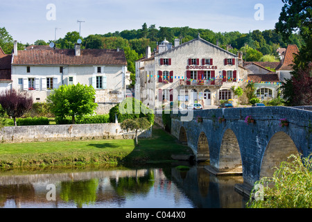 Pittoresca cittadina di Bourdeilles, come una popolare destinazione turistica vicino a Brantome nel nord della Dordogne, Francia Foto Stock