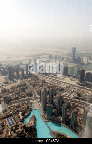 Dubai cityscape da Burj Khalifa, sullo sfondo il deserto Foto Stock