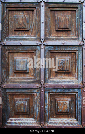 Antica chiesa di legno porta con bordures metallico Foto Stock