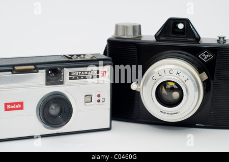 Un vecchio Agfa 35mm fotocamera a pellicola e una vecchia Kodak Instamatic fotocamera su sfondo bianco Foto Stock