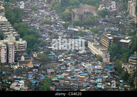 Vista aerea di baraccopoli con edifici alti, Bombay, India Foto Stock