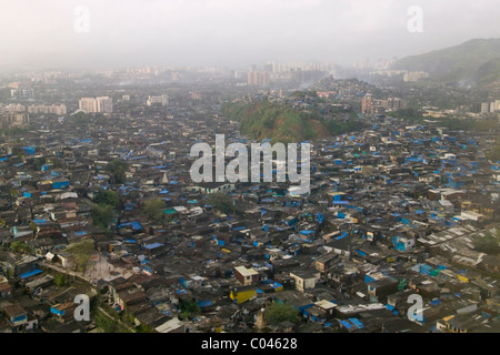 Vista aerea di baraccopoli con edifici alti, Bombay, India Foto Stock