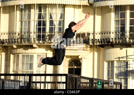 Ben pratiche Ockwell Parkour, o FreeRunning, in Regency Square, Brighton East Sussex, Inghilterra Gran Bretagna REGNO UNITO Foto Stock