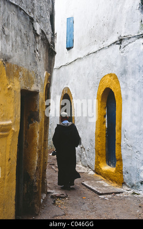 Uomo che cammina in stretto vicolo, Essaouira, Marocco Foto Stock