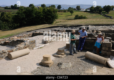 I lavoratori in appoggio nel patio del ' Domus ' sito Archeologico ' Chao Samartin ' Asturias Spagna Foto Stock