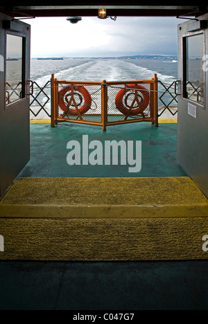 Vista guardando indietro dal ponte di poppa di lasciando traghetto Staten Island, New York, Stati Uniti d'America Foto Stock