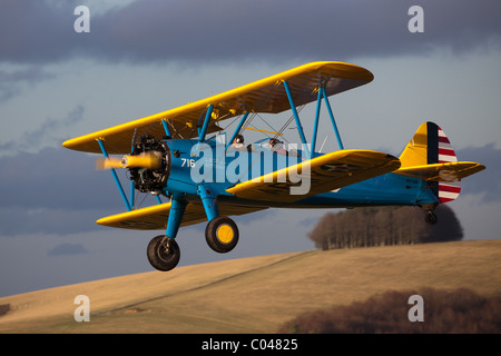 Un vintage PT13-D biplano Stearman battenti a Compton Abbas airfield in Inghilterra Foto Stock