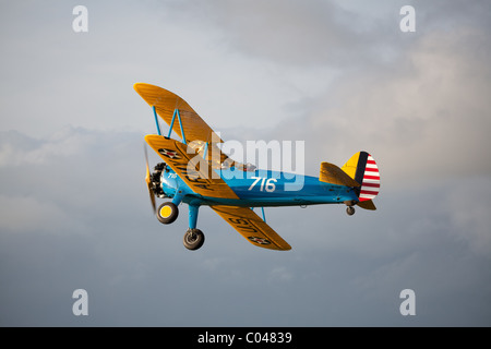 Un vintage PT13-D biplano Stearman battenti a Compton Abbas airfield in Inghilterra Foto Stock