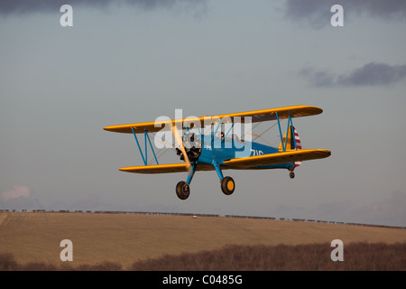 Un vintage PT13-D biplano Stearman battenti a Compton Abbas airfield in Inghilterra Foto Stock