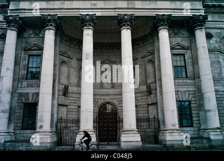 Giorno di pioggia a Dublino in Irlanda, una bicicletta passa i quattro giudici. Foto Stock