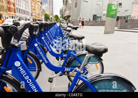 Le biciclette a noleggio a Melbourne Foto Stock