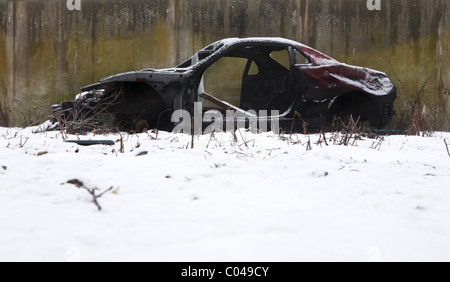 Auto bruciata e oggetto di dumping Foto Stock