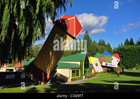 Stuart Landsborough sconcertante mondo , Wanaka Luggate Hwy 84, il lago Wanaka, Wanaka, Regione di Otago, Isola del Sud, Nuova Zelanda Foto Stock