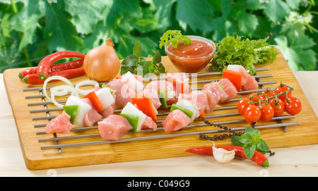 Spiedini di pollo pronto per essere grigliate Foto Stock