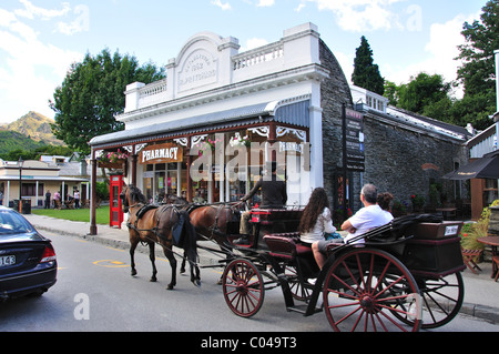 Giro in carrozza trainata da cavalli in Buckingham Street, Arrowtown, Otago Region, South Island, nuova Zelanda Foto Stock