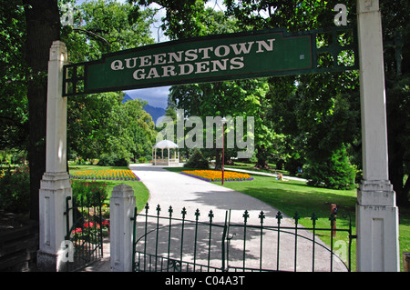 Cancello di ingresso ai Giardini di Queenstown, Queenstown, Regione di Otago, Isola del Sud, Nuova Zelanda Foto Stock