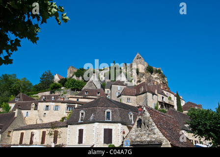 Beynac et-Cazenac, sul fiume Dordogne, Aquitaine, a sud ovest della Francia. Hilltop città medievale. Foto Stock