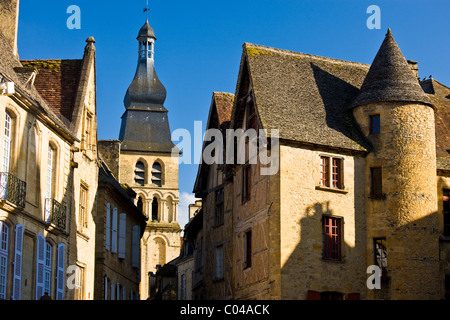 Tipica architettura francese in una popolare destinazione turistica pittoresca di Sarlat in Dordogne, Francia Foto Stock