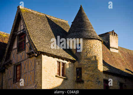 Tipica architettura francese in una popolare destinazione turistica pittoresca di Sarlat in Dordogne, Francia Foto Stock