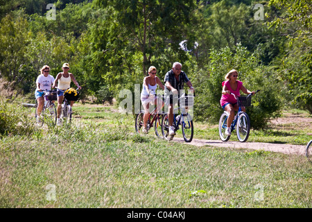 Gli ospiti godono di una corsa in bicicletta attraverso Estero Llano Grande State Park, Weslaco, Texas Foto Stock