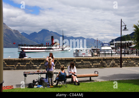 Sul fronte del lago che mostra in nave a vapore TSS Earnslaw, sul lago Wakatipu, Queenstown, Otago, Isola del Sud, Nuova Zelanda Foto Stock