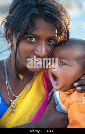 Giovani di casta inferiore indian ragazza adolescente / la madre e il bambino. Andhra Pradesh, India Foto Stock