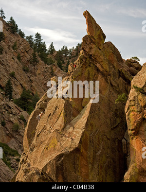 Una giovane ragazza segue il suo partner fino a difficile arrampicata sul Bastille in Eldorado Canyon (Eldo), al di fuori di Boulder, CO. Foto Stock