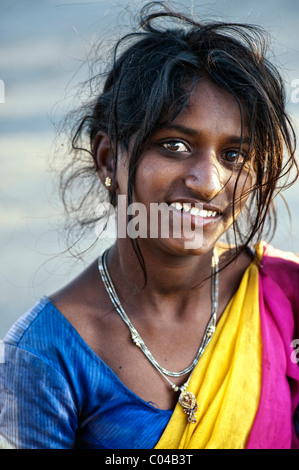 Giovani di casta inferiore indian ragazza adolescente / madre. Andhra Pradesh, India il fuoco selettivo Foto Stock