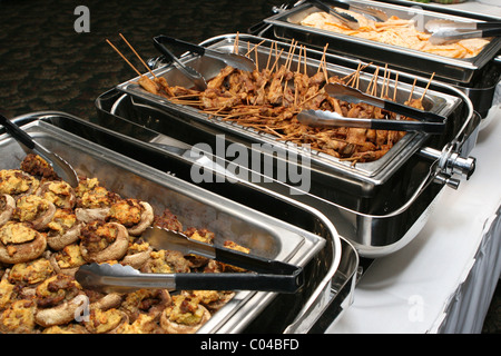 I Funghi ripieni e spiedini di pollo sedersi in una linea a buffet. Foto Stock