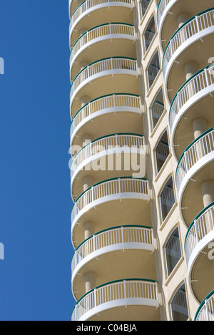 Terrazze del moderno condominio, utilizzato come affitti di vacanza, sollevarsi contro un cielo blu. Foto Stock