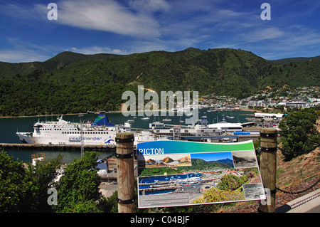 Vista della città e del porto di Picton Queen Charlotte Sound, Marlborough Sounds, regione di Marlborough, Isola del Sud, Nuova Zelanda Foto Stock