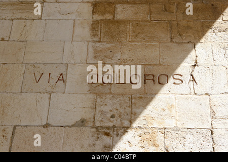 Strada segno scolpito in pietra lungo la Via Dolorosa che portano al luogo della crocifissione di Gesù Cristo a Gerusalemme, Israele. Foto Stock