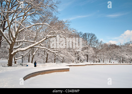 Il modello barca stagno, noto anche come il conservatorio acqua, nel Central Park di New York dopo una nevicata Foto Stock