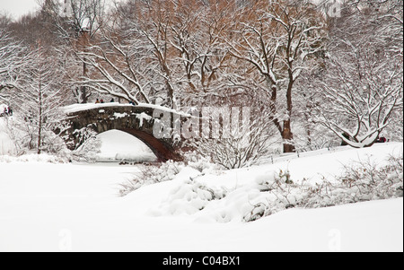 Gapstow Bridge nel Central Park di New York dopo una tempesta di neve Foto Stock