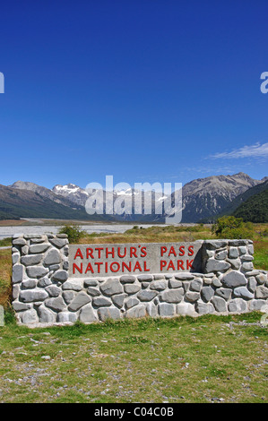 Segno in entrata di Arthur's Pass National Park, regione di Canterbury, Isola del Sud, Nuova Zelanda Foto Stock