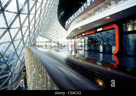 Piano superiore con Saturno negozio elettronico di MyZeil shopping mall il giorno di Natale nella città tedesca di Francoforte am Main. Foto Stock