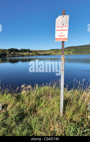 Nessuna attività di pesca e di balneazione segno a Lac de Saint-Front in Haute Loire, Francia. Foto Stock