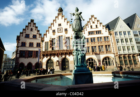 La Germania medievale - bene della giustizia (Gerechtigkeitsbrunnen) nella parte anteriore del Römer city hall presso il Römerberg a Francoforte am Main. Foto Stock