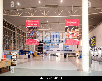 Abbandonato la sala partenze in serata presso l'aeroporto di Newcastle quando i voli in partenza sono tutti andati Foto Stock