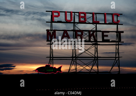 Segno sopra il Mercato di Pike Place a Seattle, WA, Stati Uniti d'America. Foto Stock