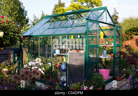 UNA SERRA DOMESTICA IN UN GIARDINO RURALE. REGNO UNITO. Foto Stock