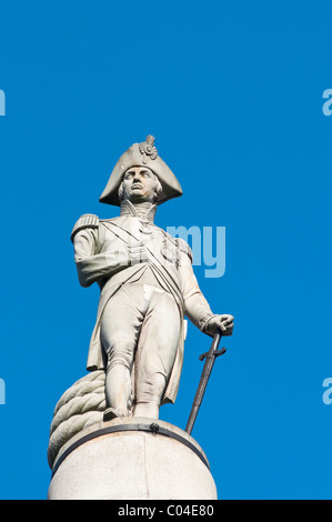 Nelson della statua nella parte superiore della colonna di Nelson, a Trafalgar square, London, Regno Unito Foto Stock