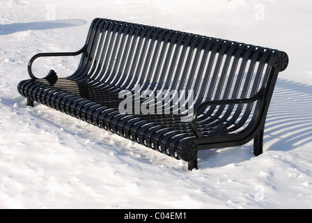 Una panchina nel parco sepolto nella neve. Foto Stock